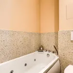 Апартаменты Lavie Maison Hot Tub Seaside Flat *